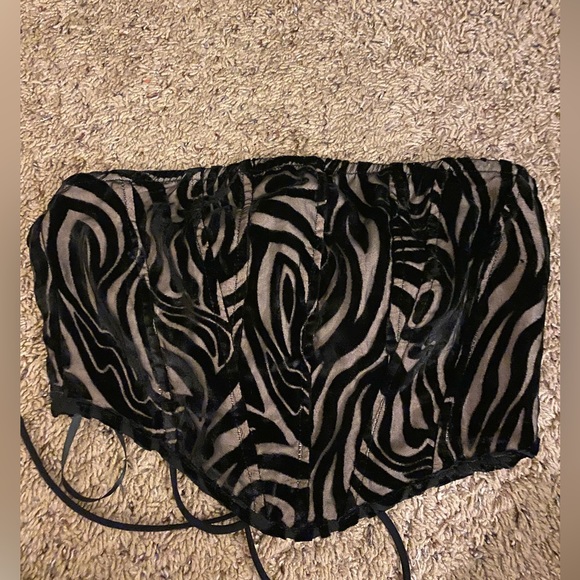 BNWT princess Polly sierra top in black velvet size 2 - Picture 1 of 2